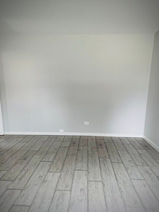 Building Photo - 3 Bedroom 1.5 Bathroom-Calumet City