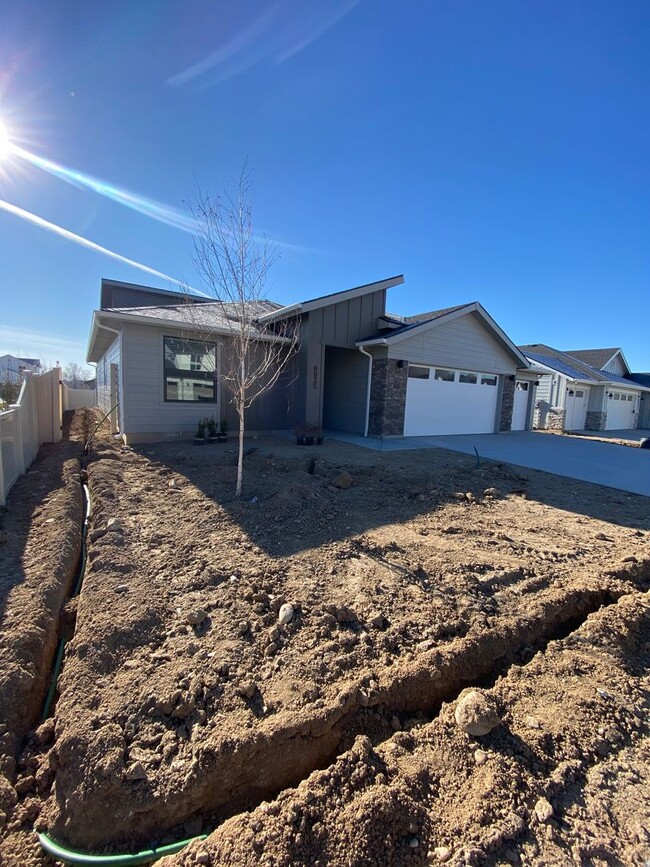 Building Photo - 3 Bedroom 2 Bath & 3 Car Garage Available ...