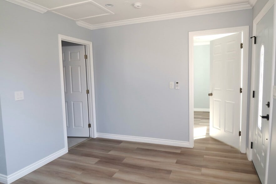 Building Photo - 9232 1/2 Coachman Ave