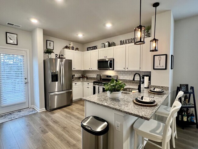 Building Photo - FOR LEASE: END UNIT TOWNHOME LOCATED IN LE...
