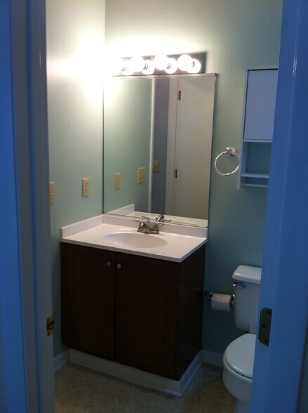 Hall bath from 2nd bedroom. - 299 Summerwalk Circle