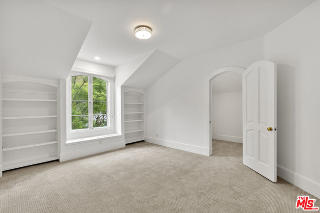 Building Photo - 10515 Oaklawn Rd