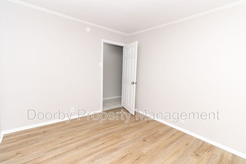 Building Photo - 1132 N Hickory St