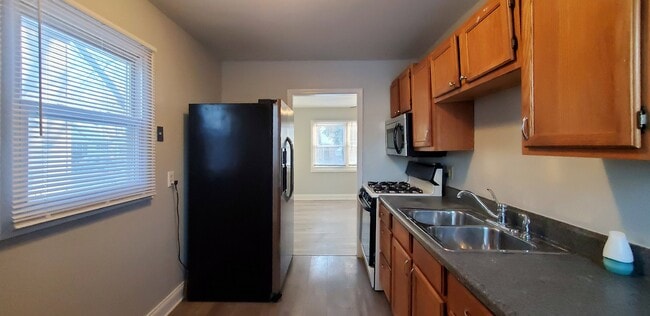 Building Photo - 923 Jasper St