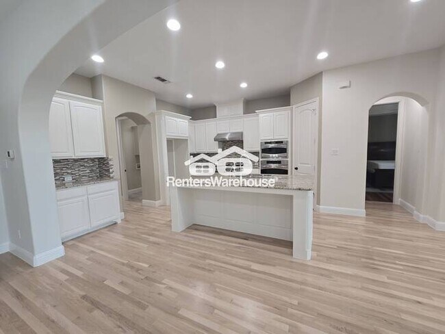 Building Photo - FOR RENT - MOVE IN READY in the highly sou...