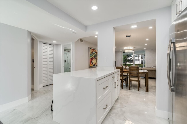 Building Photo - 9523 S Hollybrook Lake Dr