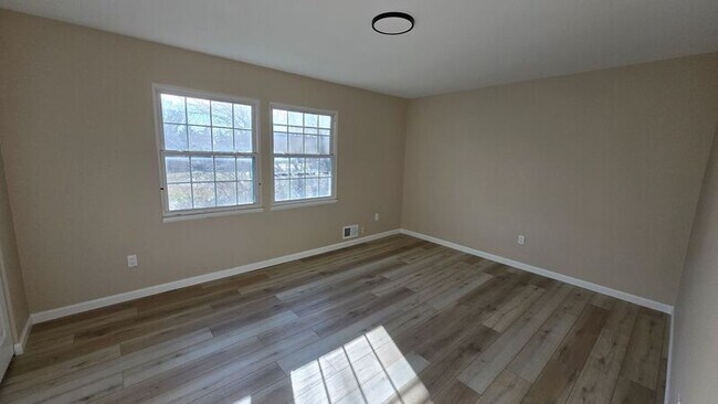 Building Photo - 14 Elm St