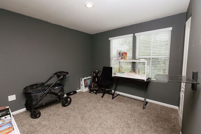 Building Photo - 4 Bedroom 2 bath home for rent
