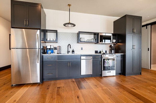 Building Photo - 1011 Canal St