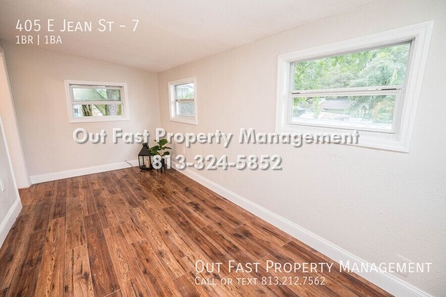 Building Photo - 405 E Jean St