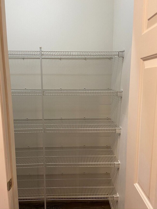 Building Photo - Wonderful 3B/2.5Ba Home that Backs to Peac...