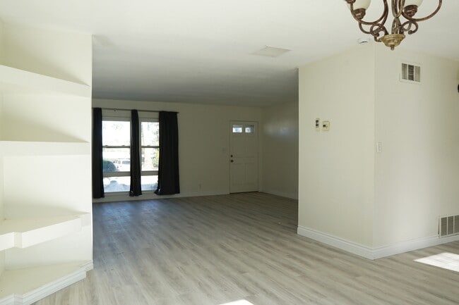 Building Photo - 39220 Karen St