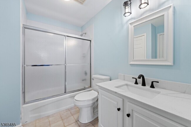 Building Photo - 904 Rhoads Dr