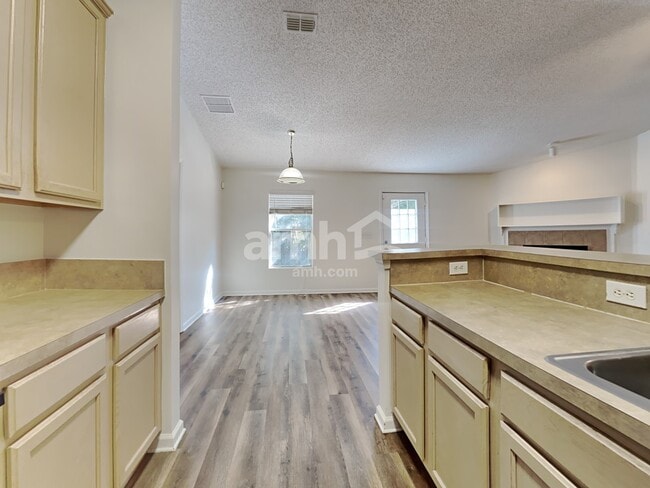 Building Photo - 2661 Fox Creek Dr E
