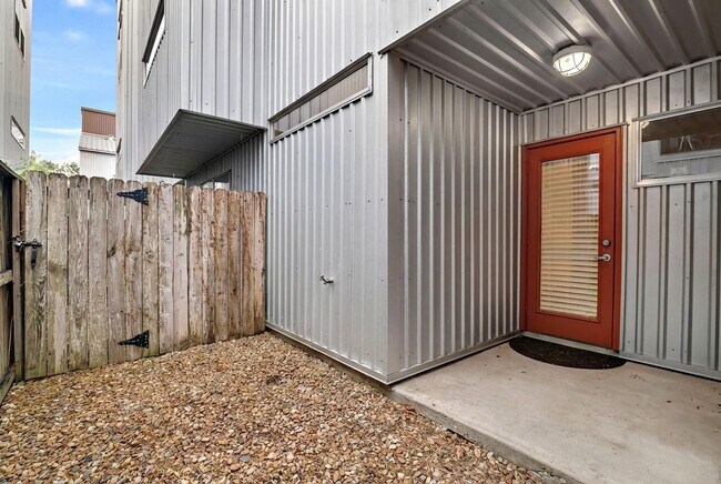 Building Photo - 2605 Calumet St