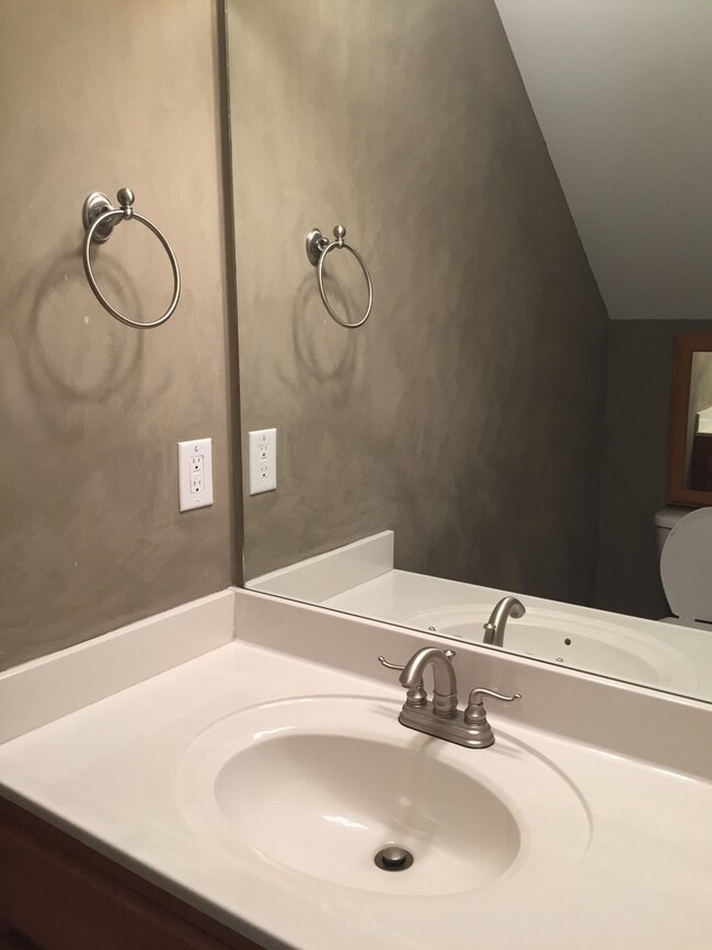 Building Photo - 10 Sarah St NW