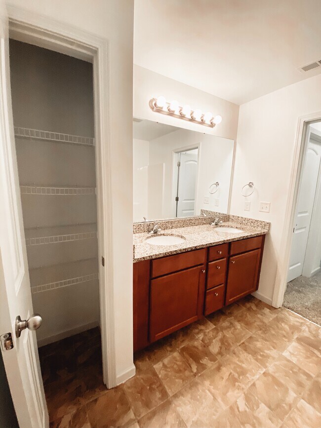 Building Photo - 241 Mary High Dr