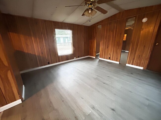 Building Photo - 106 Courtillians Rd