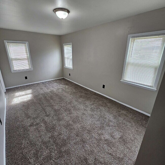 Building Photo - A cozy 2-bedroom, 1-bath home in the heart...