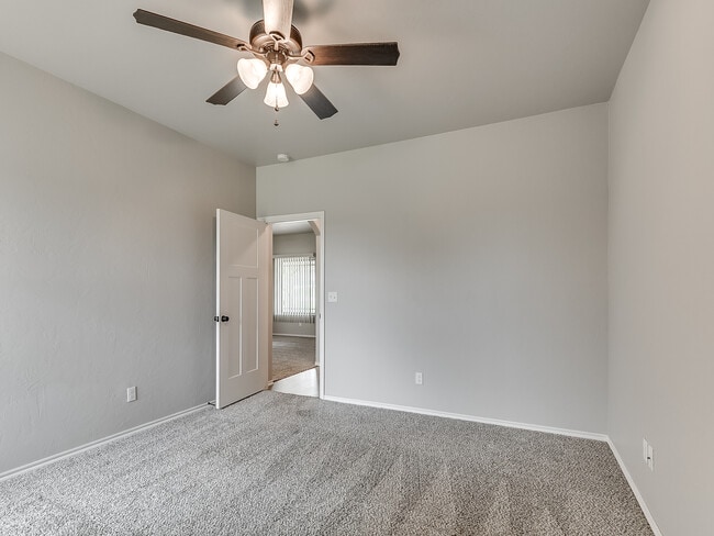 Building Photo - 2202 Buchanan Dr