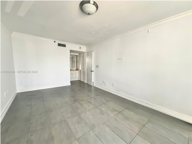 Building Photo - 2457 Collins Ave