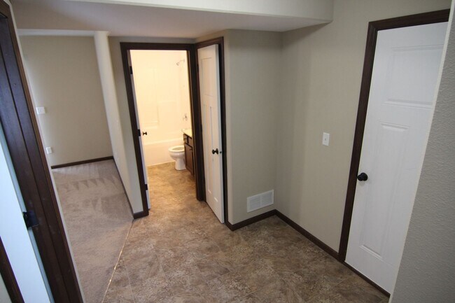 Building Photo - 4 Bedroom, 3 bath close to University