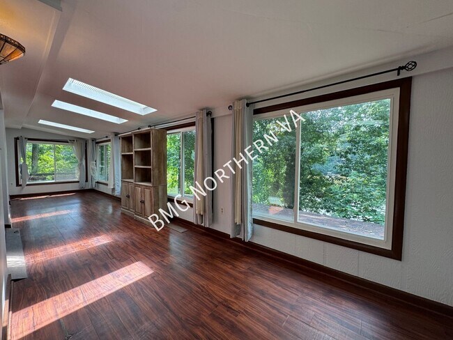 Building Photo - 8221 Barron St