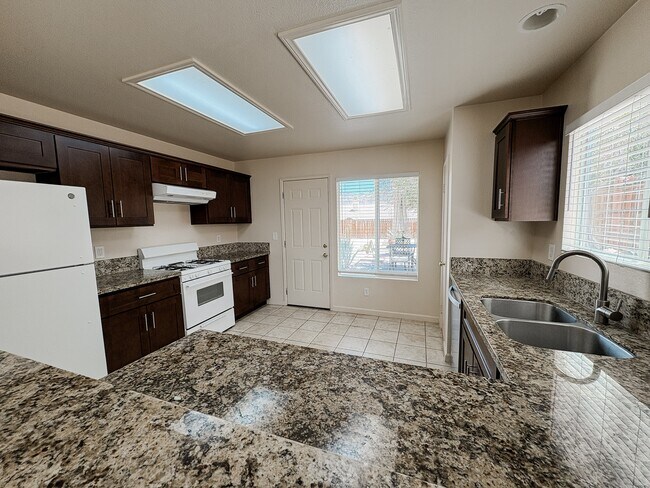 Building Photo - 71531 Sunnyvale Dr