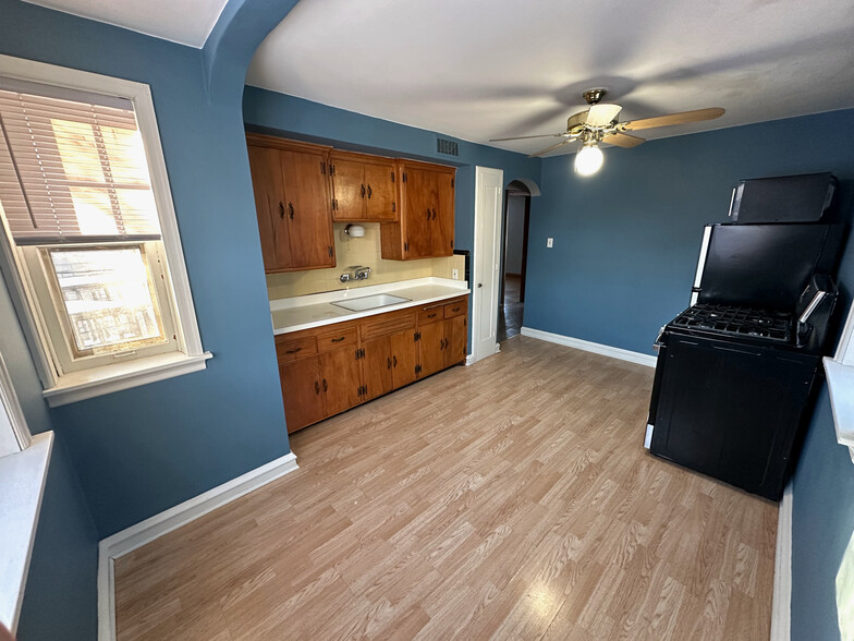 Kitchen - 5327 W Keefe Ave