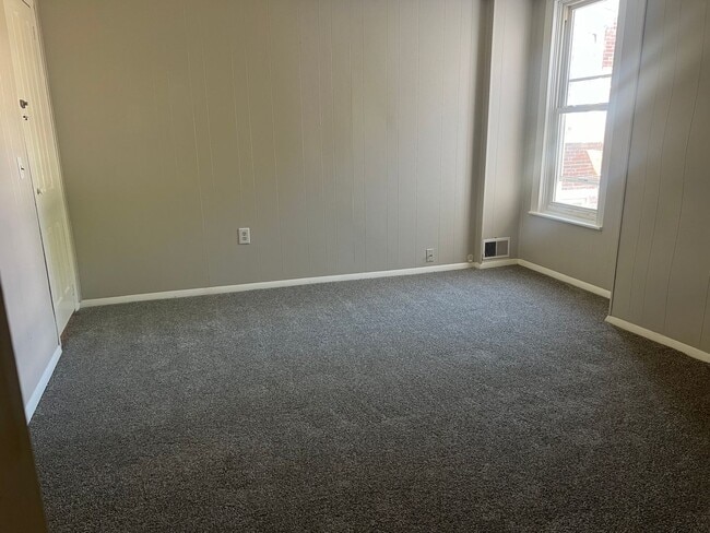 Building Photo - Large 4 bedroom 2 bath home with fenced in...