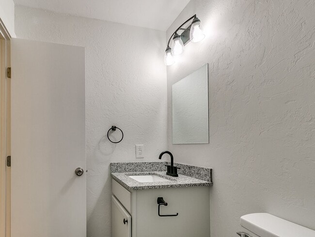 Building Photo - 4 bedroom 2 bath home in Tecumseh!