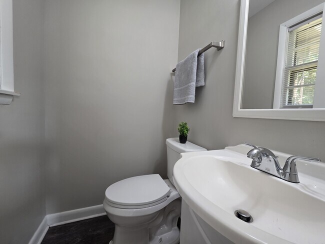 Building Photo - 4204 Lakeview Dr NW