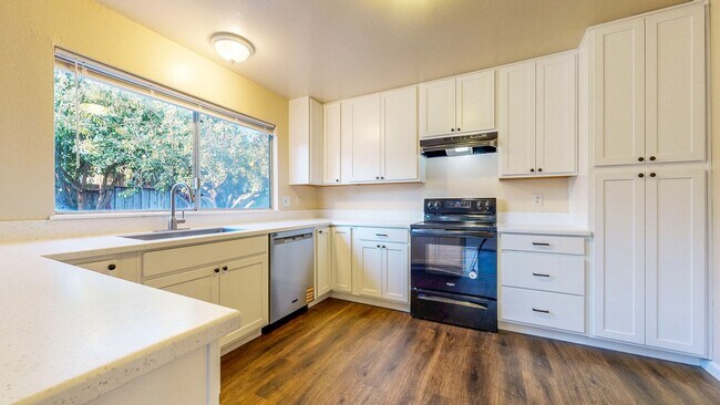 Building Photo - Bright 4 Bedroom 2 Full Bathroom Home with 2 Car Garage!