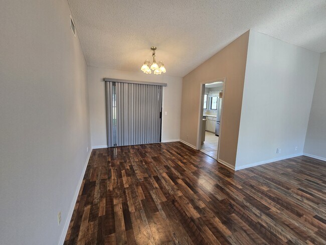 Building Photo - 425 Sunnyside Dr