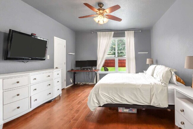 Building Photo - "Charming 3-Bed Oasis with 2.5 Baths in Sa...