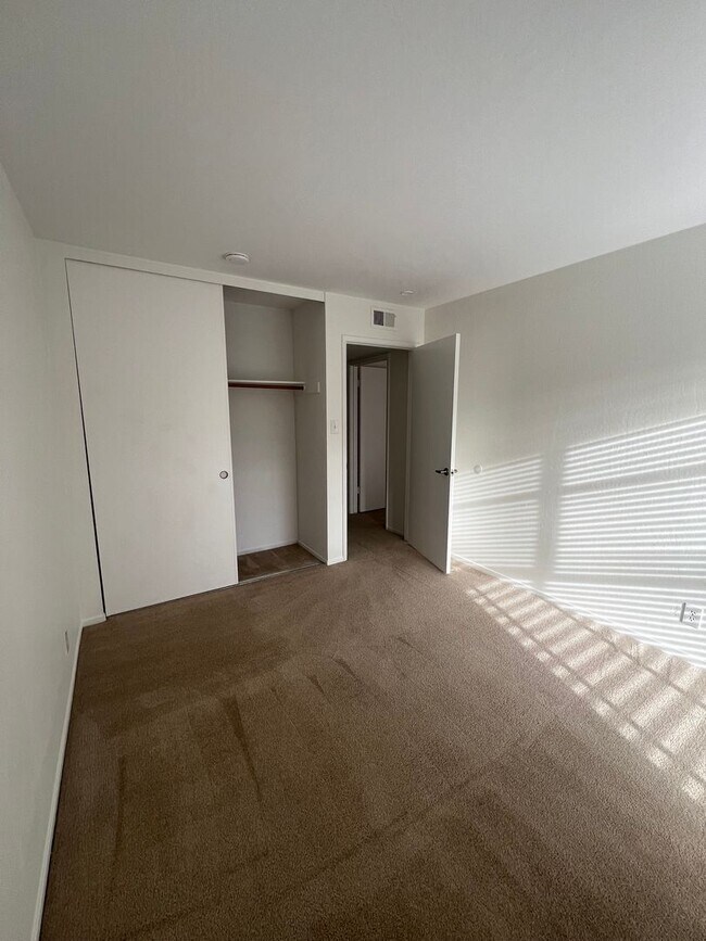 Building Photo - Elegant Remodeled 3BR Condominium in Sharon Heights