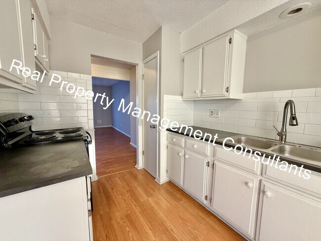 Building Photo - Updated 3-Bedroom Townhome Live Deposit Free with Obligo