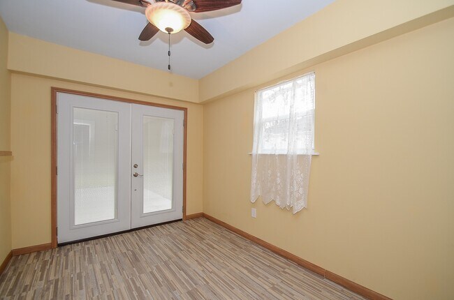 Building Photo - 142 Victoria Dr