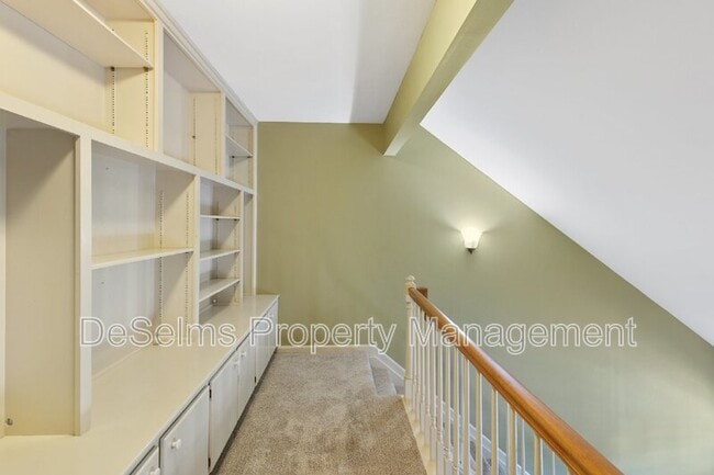 Building Photo - 208 Cottage Pl
