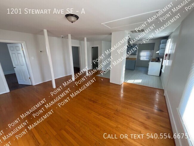 Building Photo - 2 Bedroom 1 Bath Apartment-Available Now!!