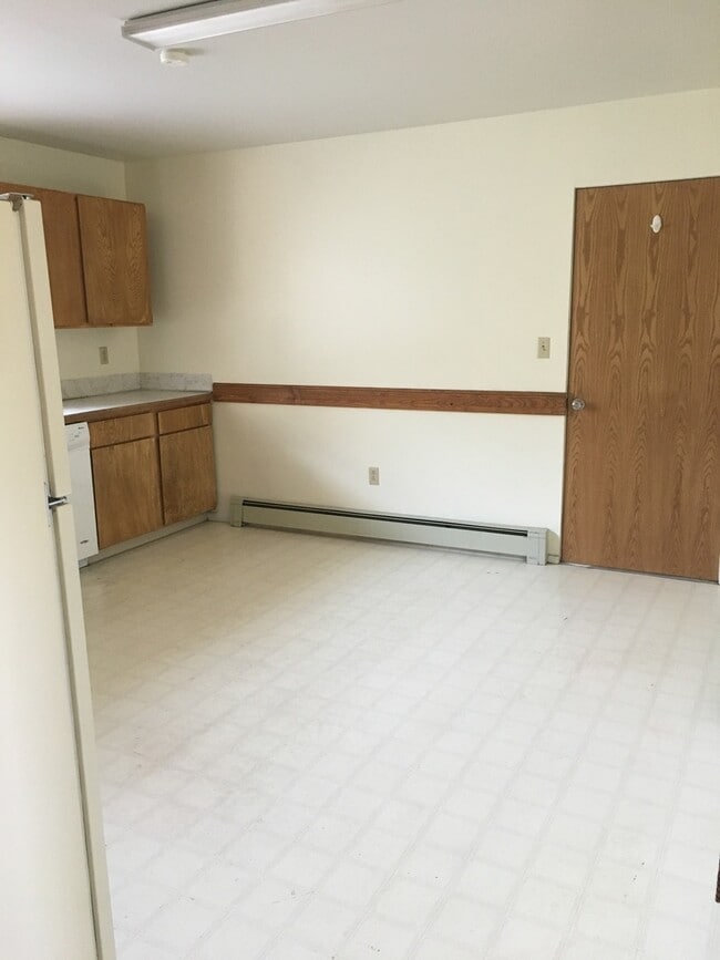 Building Photo - 3 Bedroom 1 Bathroom Duplex