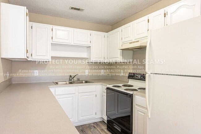 Building Photo - 3031 Essex Dr