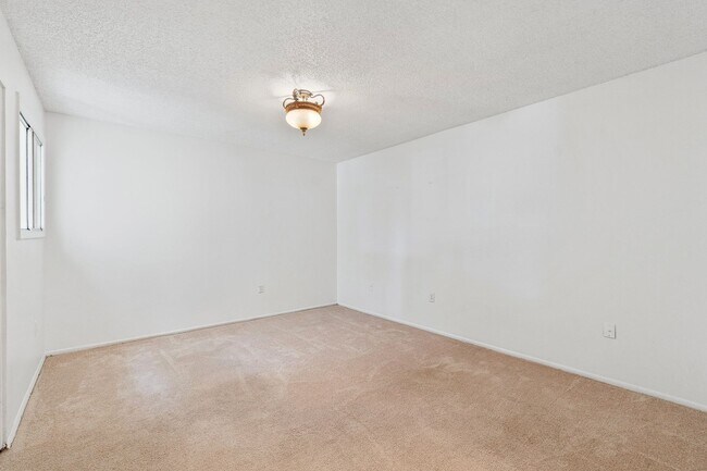 Building Photo - Charming 3-Bedroom, 2-Bathroom Condo in De...