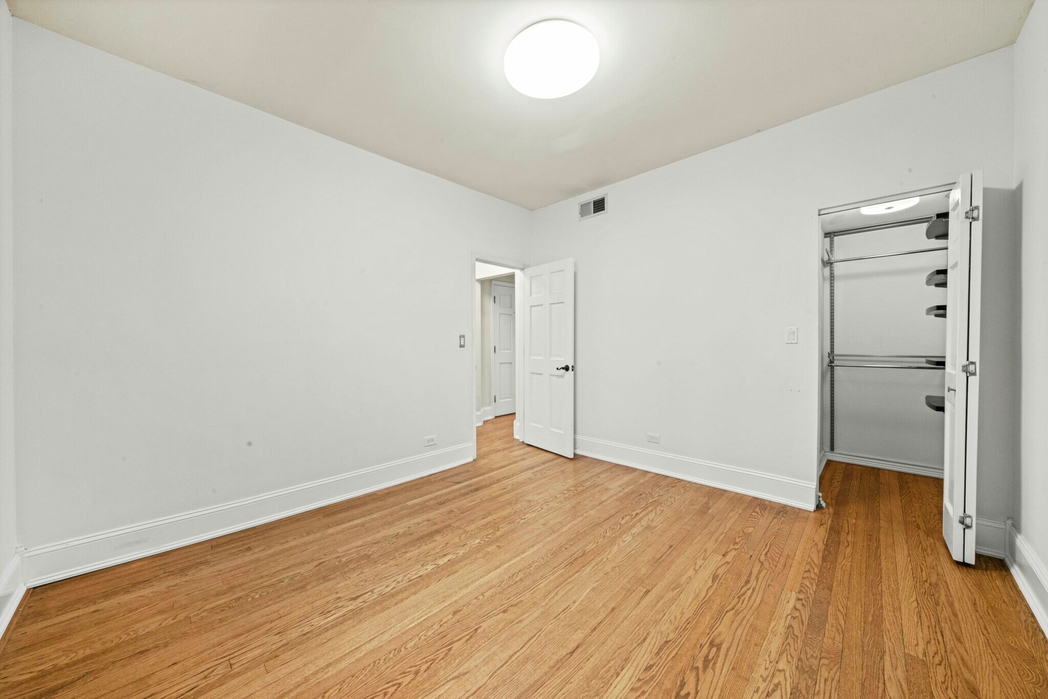 Building Photo - 6040 N Kenmore Ave