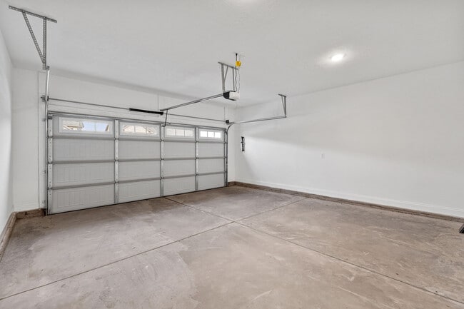 Building Photo - 597 Vinings Dr