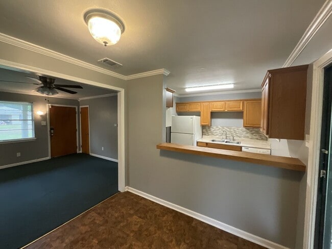 Building Photo - 9418 Randall Ave
