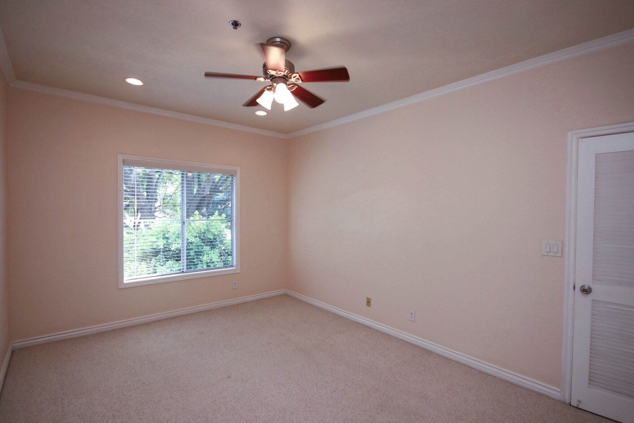 Building Photo - 300 N El Molino Ave