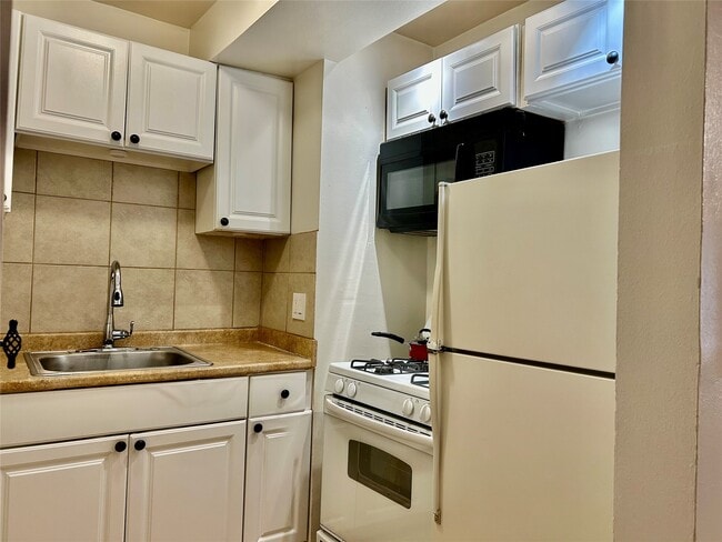 Building Photo - 2021 Southgate Blvd