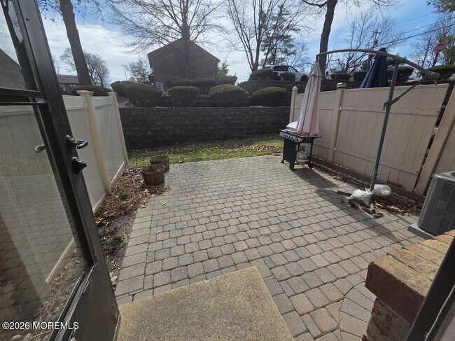 Building Photo - 92 Village Green Way