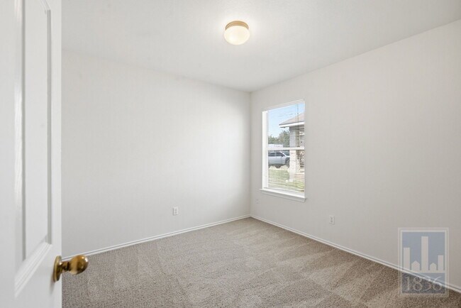 Building Photo - 228 Pearl Lake Dr